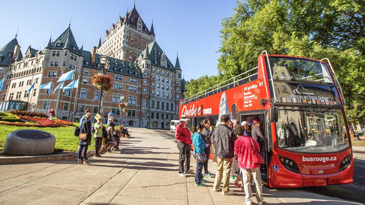 Le bus rouge (visite guidée). Photo © Office du tourisme de Québec